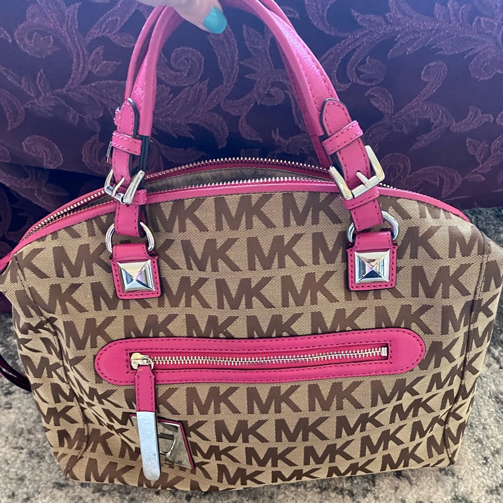 Beautiful Like new condition ( only worn 2 times) MK large bag-satchel/shoulder